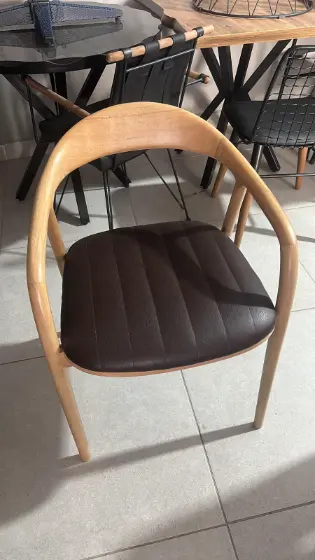 Ahşap kollu, deri döşemeli sandalye